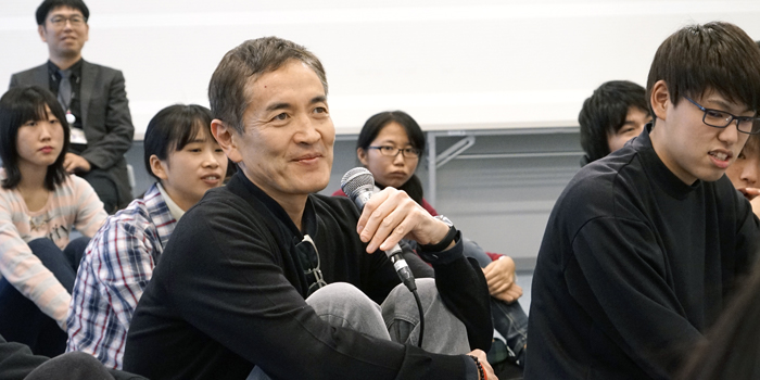 プロダクトデザイン科特別授業で指導する永島先生。