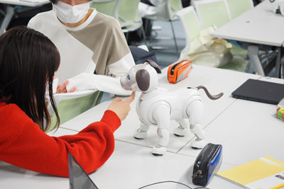 「aibo」開発チームによる企業連携特別講義を実施